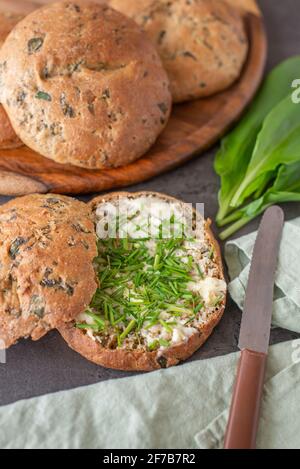 grappoli interi di grano con aglio selvatico Foto Stock