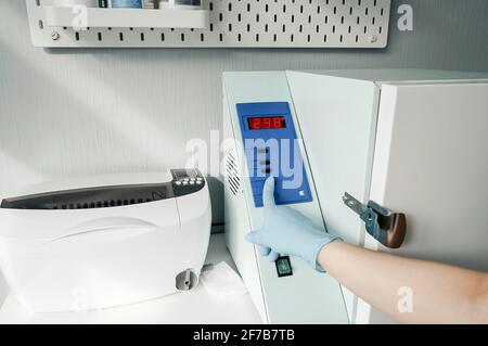 Disinfezione professionale di utensili per manicure in autoclave. Cura delle unghie, manicure, sanificazione. Foto Stock