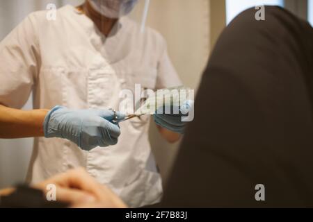 Medico che prepara il bendaggio Foto Stock