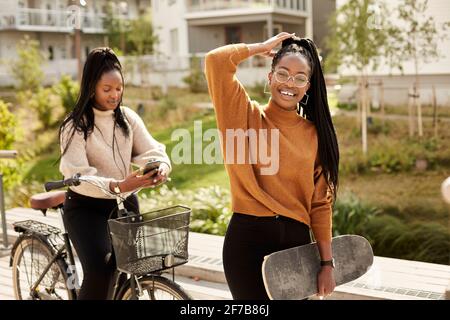 Donna sorridente guardando la fotocamera Foto Stock