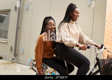 Amici donne in bicicletta Foto Stock