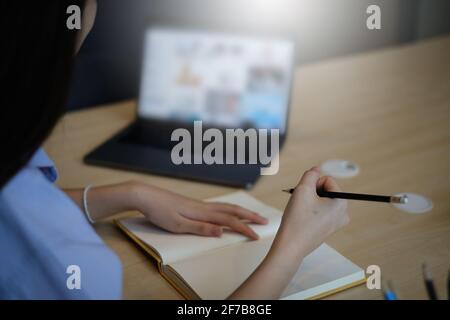 Una ragazza pratica esercizi di base corso da video sul laptop prima classe online. Social distancing.Stay casa. Nuovo normale. Covid-19 concetto di coronavirus. Foto Stock