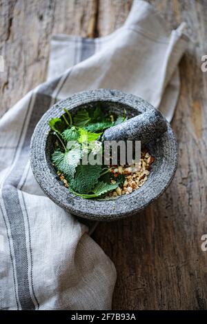 Aglio senape e mandorle pesto Foto Stock