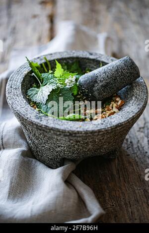 Aglio senape e mandorle pesto Foto Stock