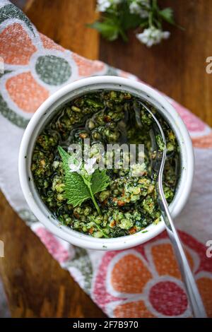 Aglio senape e mandorle pesto Foto Stock