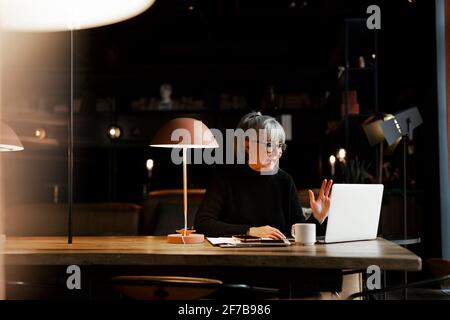 Donna d'affari matura in caffetteria Foto Stock