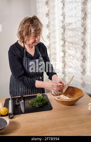 La donna la preparazione di alimenti Foto Stock