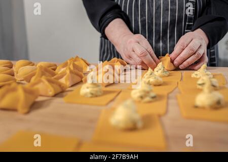 Donna preparare ravioli Foto Stock