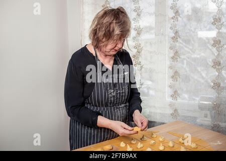 Donna preparare ravioli Foto Stock