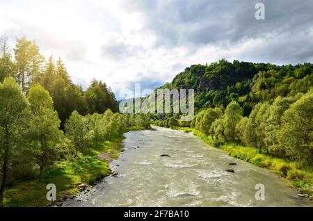 Montagna fiume Avisio vicino alla città di Cavalese in Val di Fassa.Alto Adige,Italia. Foto Stock