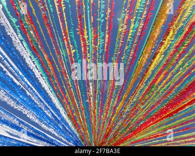 Colorato garland che decorano la città di Los Abrigos per la celebrazione del festival di metà estate, a Tenerife, Isole Canarie, Spagna, primo piano vista astratta Foto Stock