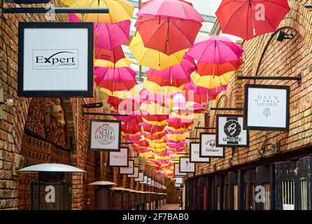 Ombrelloni appesi al soffitto in Stables Market, Chalk Farm Road, Camden, Londra, Inghilterra Foto Stock