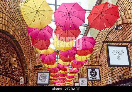 Ombrelloni appesi al soffitto in Stables Market, Chalk Farm Road, Camden, Londra, Inghilterra Foto Stock