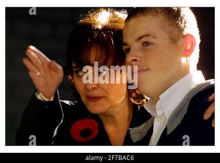 Cherie Booth QC è stato presidente di una conferenza sul bullismo organizzata da Childline al Royal College of Physicians di Londra. Ha consegnato un premio a Gary Campbell, vincitrice del Young Voice Anti-bulling Poster Competition.pic David Sandison 5/11/2001 Foto Stock