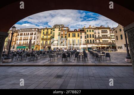 Piazza dei Signori o della Signoria, bella piazza nel centro di Padova, circondata da case, negozi e ristoranti. Italia. Foto Stock