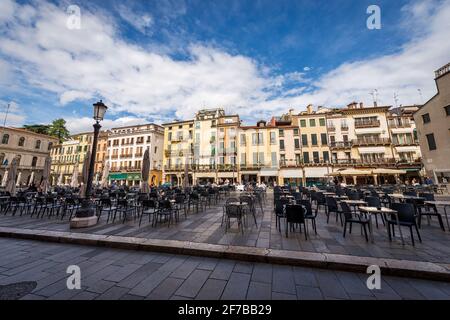 Piazza dei Signori o della Signoria, bella piazza nel centro di Padova, circondata da case, negozi e ristoranti. Italia. Foto Stock