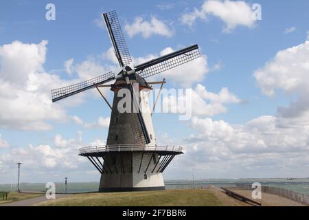 Un bel vecchio mulino a vento storico, con quattro ali Foto Stock