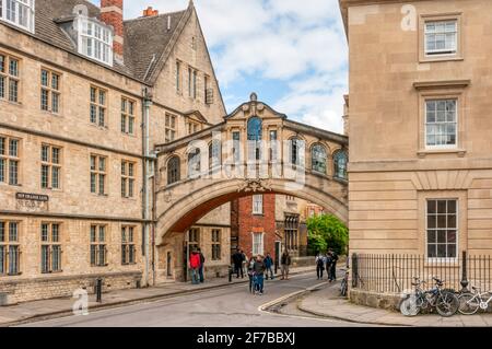 Hertford Bridge, spesso chiamato il Ponte dei Sospiri, su New College Lane in Oxford. Foto Stock