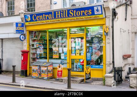 Central Hill Stores è un piccolo negozio locale a Crystal Palace, nel sud di Londra. Foto Stock