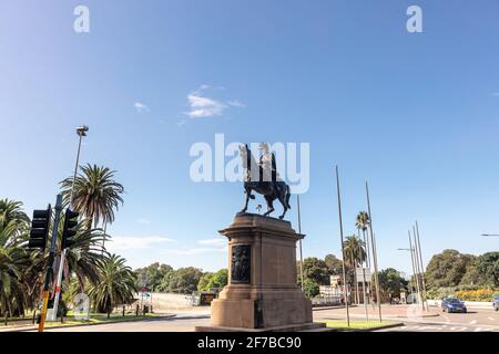 La grande statua equestre in bronzo di Thomas Brock sul piedistallo trachitico e la base commemora il Re Edoardo VII nel centro di Sydney. Australia. Foto Stock