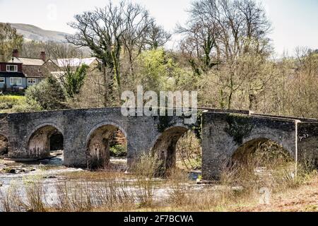 Il vecchio ponte di pietra sul fiume Usk a Llangynidr, costruito intorno al 1700 (vicino Crickhowell, Powys, Galles, Regno Unito) Foto Stock