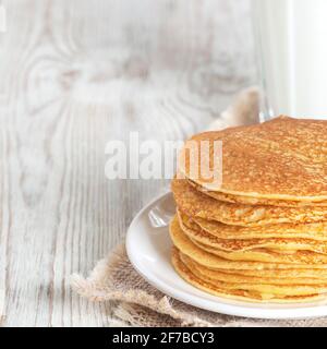 Pancake dolci serviti con latte. Foto Stock