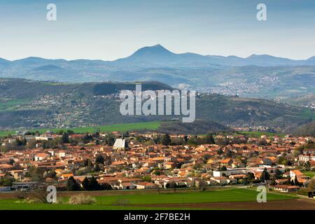 Vista sul villaggio di Vic le Comte, vulcano Puy de Dome sullo sfondo, dipartimento Puy de Dome, Auvergne Rodano Alpi, Francia Foto Stock