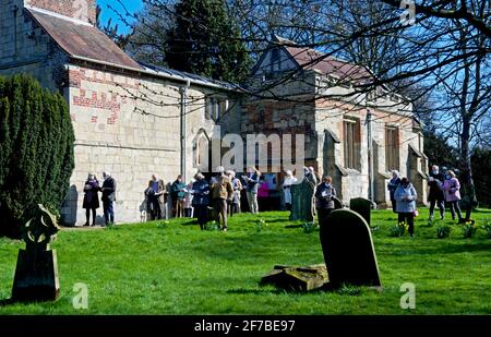 Servizio all'aperto, socialmente distanziato (Pasqua 2021), chiesa di St Mary nel villaggio di Lockington, East Yorkshire, Inghilterra Regno Unito Foto Stock