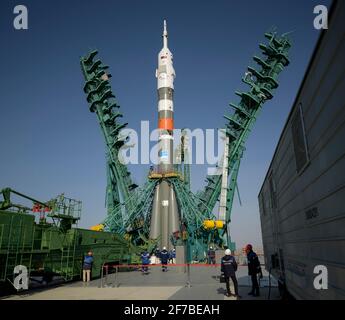 La struttura di servizio è sollevata in posizione intorno al razzo Soyuz, martedì 6 aprile 2021, presso il sito 31 del Cosmodromo Baikonur in Kazakistan. Expedition 65 l'astronauta della NASA Mark Vande Hei, i cosmonauti di Roscosmo Pyotr Dubrov e Oleg Novitskiy sono previsti per il lancio a bordo della loro astronave Soyuz MS-18 il 9 aprile. Credito obbligatorio: Bill Ingalls/NASA via CNP | utilizzo in tutto il mondo Foto Stock