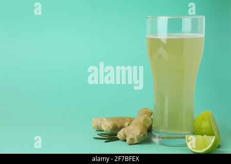 Bicchiere di birra allo zenzero e ingredienti su sfondo di menta Foto Stock