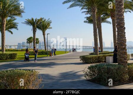 Giardino fuori dal museo del Louvre. Abu Dhabi, Emirati Arabi Uniti. Foto Stock