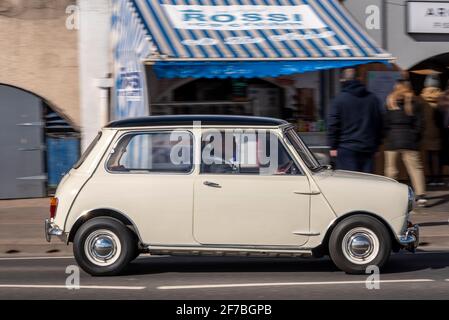 British Motor Corporation Mini auto classica che guida lungo Western Esplanade a Southend on Sea, Essex, Regno Unito. Design originale Mini, primi anni '60 Foto Stock