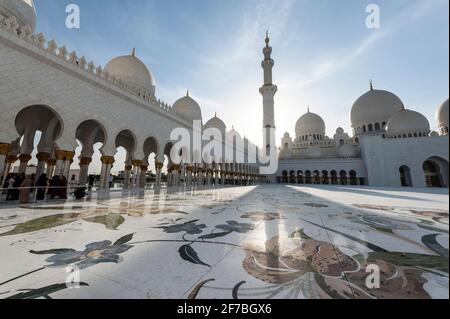 Il cortile interno della Moschea Sheikh Zayed ad Abu Dhabi, Emirati Arabi Uniti. Foto Stock