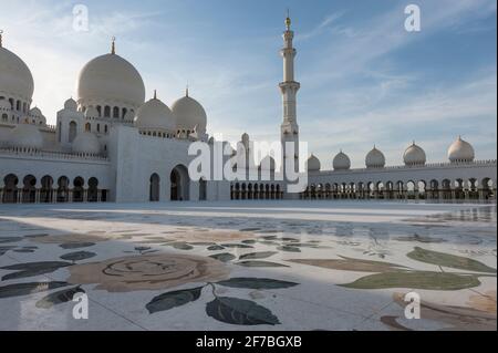 Il cortile interno della Moschea Sheikh Zayed ad Abu Dhabi, Emirati Arabi Uniti. Foto Stock