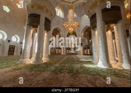 Interno della sala principale di preghiera nella Moschea Sheikh Zayed ad Abu Dhabi, Emirati Arabi Uniti. Foto Stock