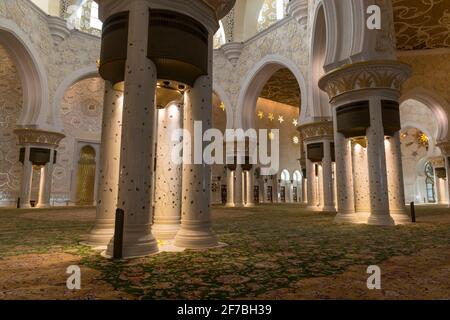 Interno della sala principale di preghiera nella Moschea Sheikh Zayed ad Abu Dhabi, Emirati Arabi Uniti. Foto Stock