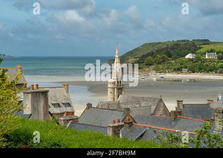 Storico villaggio Saint-Michel-en-greve, sulla costa della Bretagna, Francia. Foto Stock