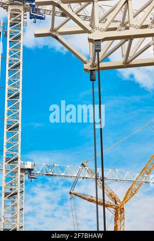 Diverse gru nell'area di lavoro. Settore dell'ingegneria edile Foto Stock