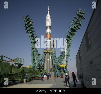 La struttura di servizio è sollevata in posizione intorno al razzo Soyuz, martedì 6 aprile 2021, presso il sito 31 del Cosmodromo Baikonur in Kazakistan. Expedition 65 l'astronauta della NASA Mark Vande Hei, i cosmonauti di Roscosmo Pyotr Dubrov e Oleg Novitskiy sono previsti per il lancio a bordo della loro astronave Soyuz MS-18 il 9 aprile. Foto di Bill Ingalls / NASA via CNP/ABACAPRESS.COM Foto Stock