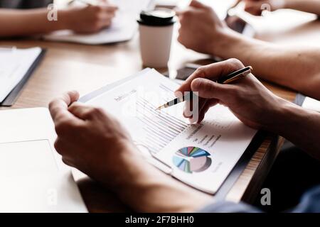primo piano. i dipendenti lavorano con diversi documenti finanziari. Foto Stock
