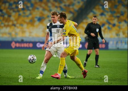 KIEV, UCRAINA - 28 MARZO 2021: 18 centrocampista Yevhen Makarenko contro 11 centrocampista Rasmus SchŸller. La partita di calcio del turno di Qualifiche Gruppo D del WOR Foto Stock