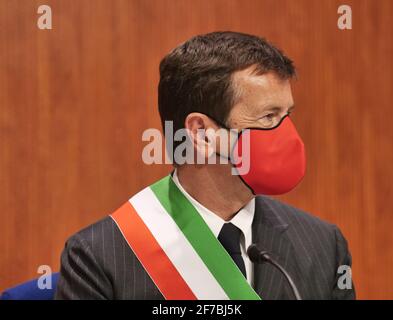 Giorgio Gori durante la conferenza stampa alla presenza del Governatore della Lombardia Attilio Fontana e l'in Promoberg centro di vaccinazione Foto Stock