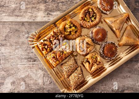 Assortimento di baklava dessert Ramadan su tavolo di legno Foto Stock