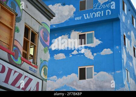 Edificio residenziale con una colorata facciata murale nel centro di Venice Beach, Los Angeles California, USA. Foto Stock