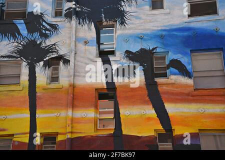 Edificio residenziale con una facciata murale tropicale nel centro di Venice Beach, Los Angeles California, USA. Foto Stock