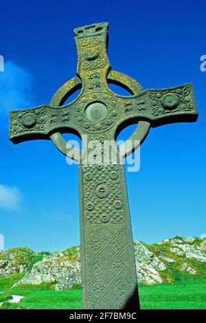 Croce celtica sull'isola di Iona, Regno Unito, Scozia, Iona Foto Stock