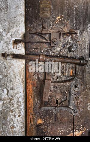 Vecchia porta di legno, Austria Foto Stock