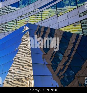 Riflessioni sulla facciata in vetro del complesso edilizio Koe-Bogen, Germania, Nord Reno-Westfalia, basso Reno, Dusseldorf Foto Stock