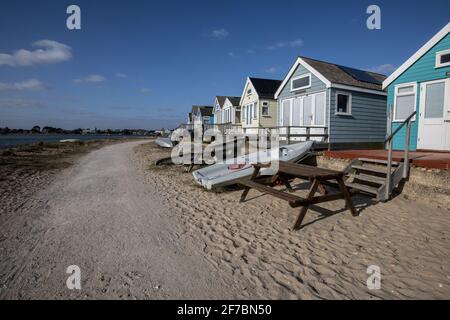 Mudeford Sandspit, un tratto di banchi di sabbia decorato con file di capanne che si estendono da Hengistbury Head a Mudeford Quay, Dorset, Inghilterra, Regno Unito Foto Stock