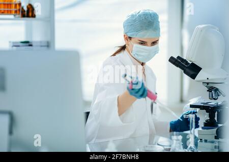 la scienziata femminile conduce ricerche in laboratorio. Foto Stock